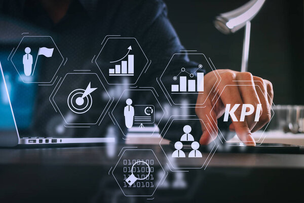 Key Performance Indicator (KPI) работает с метриками Business Intelligence (BI) для измерения достижений и запланированных результатов.
