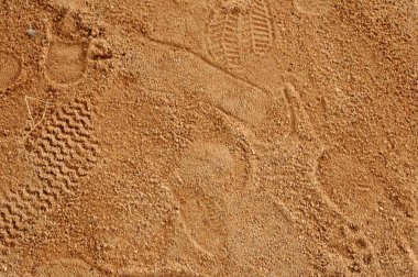 Ayak izi koyu kahverengi kum