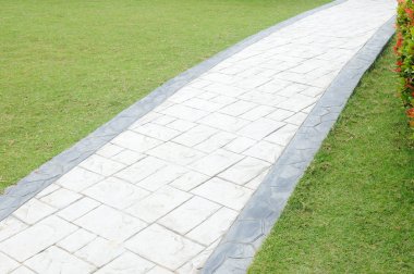 Yeşil bahçesinde üzerinde beyaz geçit
