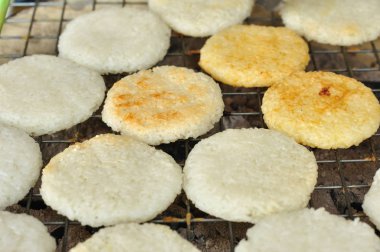 Yumurta, Tay yerel bilgi ile ızgara yapışkan pirinç