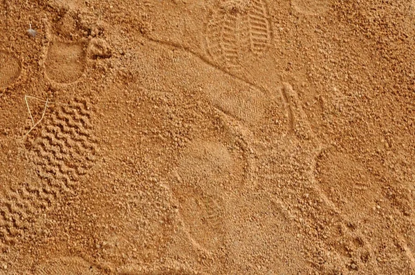 Ayak izi koyu kahverengi kum