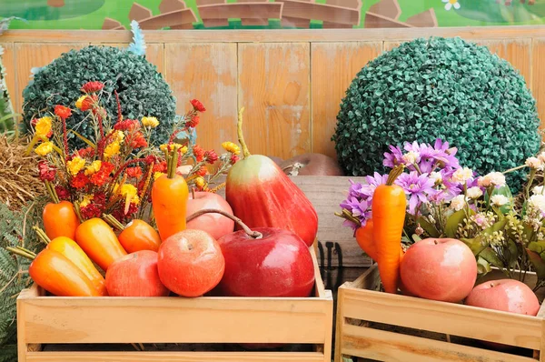 I frutti artificiali in scatole di legno posano su catasta di paglia — Foto Stock