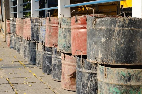 Molti rifiuti dei serbatoi d'acciaio contengono immondizie dai tubi dell'acqua — Foto Stock
