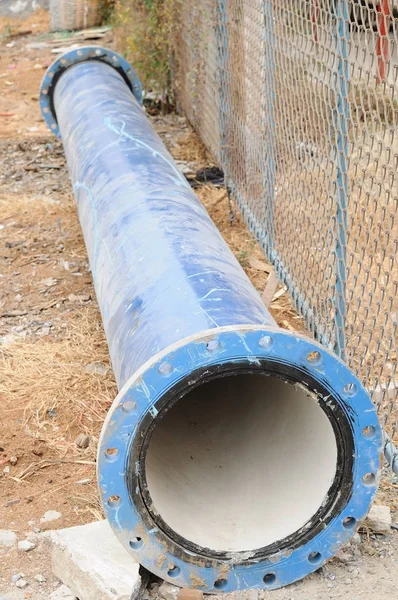 Tubo de agua de acero azul largo en tierra — Foto de Stock