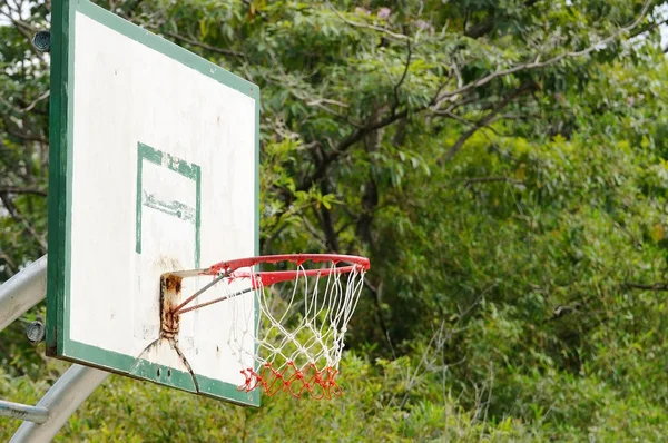 Basketbal opěradlo ve veřejné zahradě — Stock fotografie
