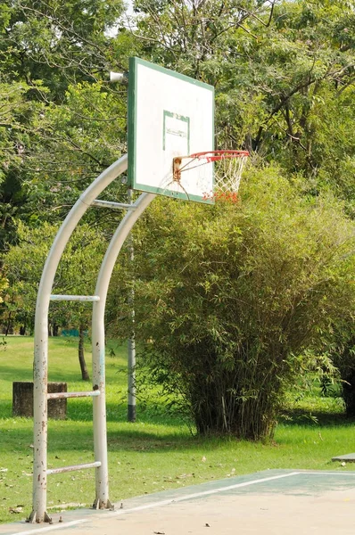 Tablero de baloncesto en jardín público — Foto de Stock