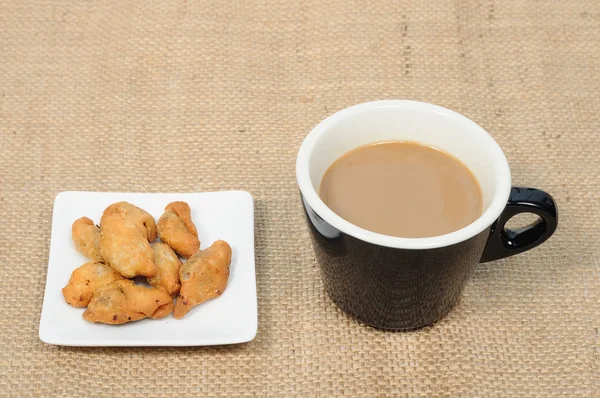 Thai crispy fried snack and coffee on sack — Stock Photo, Image