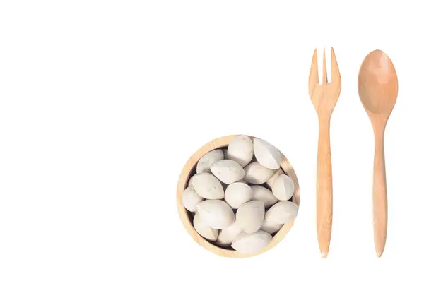 用叉子和勺子在木碗中生鲜和新鲜银杏种子 — 图库照片