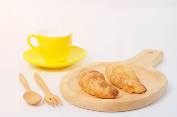 Croissants dobles en el blog de cortar con bengala ligera — Foto de Stock