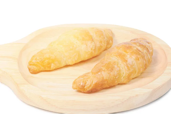 Croissants dobles en placa de madera con llamarada ligera — Foto de Stock