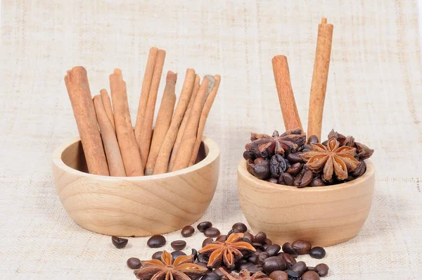 Chinees ster anijs kaneel en koffie zaden op bruin mat — Stockfoto