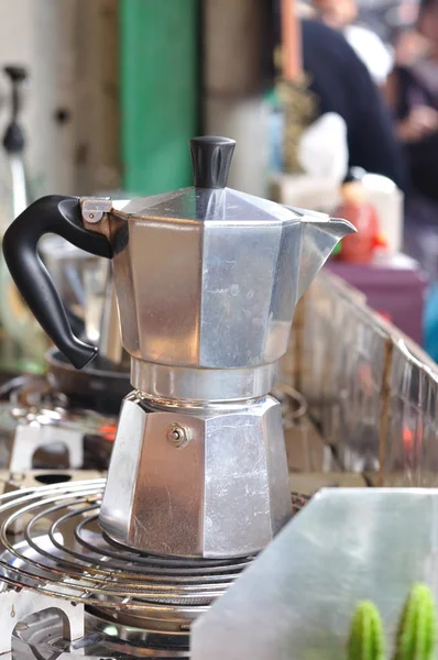 Горщик класичну італійську каву, киплячий на плиті — стокове фото