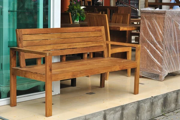 Длинная деревянная скамейка, мебель для интерьера — стоковое фото