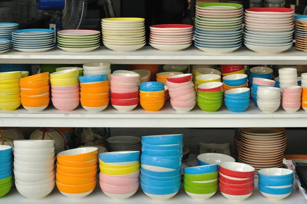 Vajilla de cerámica organizar para la venta —  Fotos de Stock