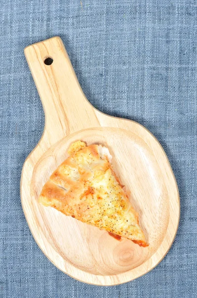 Singolo soffio di pizza in blocco di taglio su tovagliolo grigio — Foto Stock