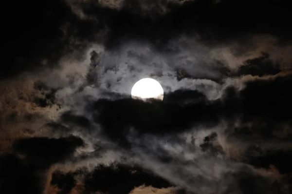 Månen och moln på natten Stockbild
