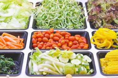 Karışık çeşitli sebze salata barı.