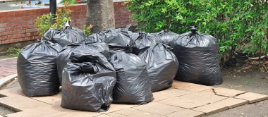 Zeminde plastik torba siyah çöp yığını