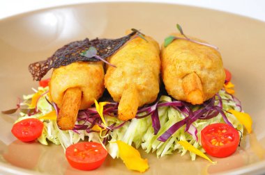 Kızarmış karides şeker kamışı ile sebze salatası üzerinde Chao Tom yatıyordu.