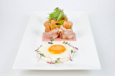 Kahvaltı Seti, kızarmış yumurta salam pastırma, sosis domates dilimi 