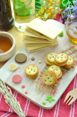 Gevrek ananas ekmek kesme blok üzerinde yemek stilisti göster