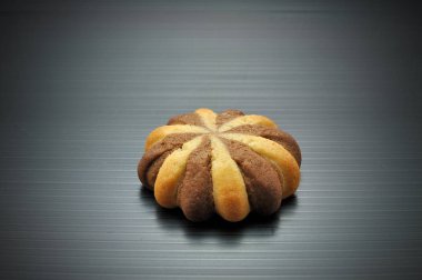 Çikolatalı kurabiye siyah skeç ile siyah yüzey lay.