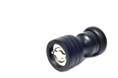 Karabiber değirmeni şişe beyaz arka plan üzerinde.