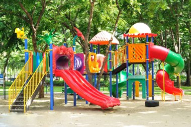 Halk parkındaki çocuklar için renkli oyun alanı ekipmanı.