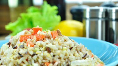 Tavuk jambon kızarmış pilav mavi tabak masaya kurmak içinde havuç ile