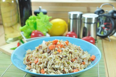 Tavuk jambon kızarmış pilav mavi tabak masaya kurmak içinde havuç ile