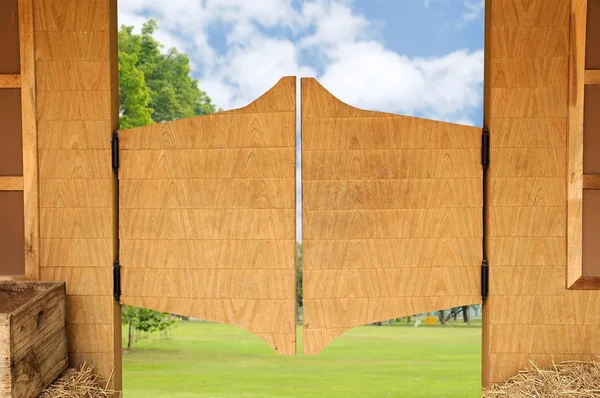 Porta del salone di legno e fresco all'aperto . — Foto Stock