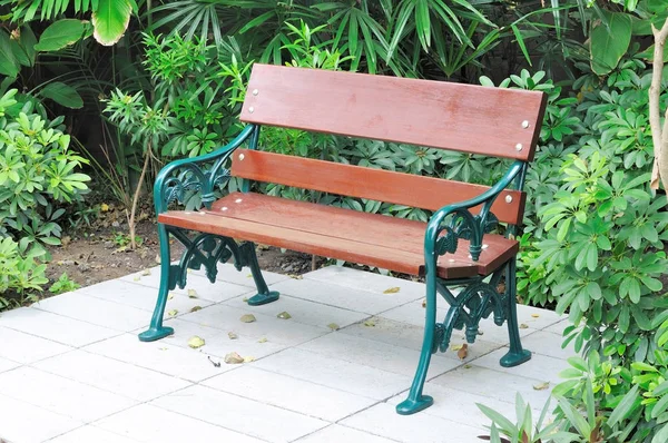 Klasyczne krzesło drewno w ogrodzie — Zdjęcie stockowe