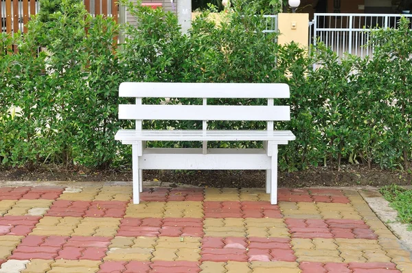 Dřevěná lavice na červa cihla — Stock fotografie
