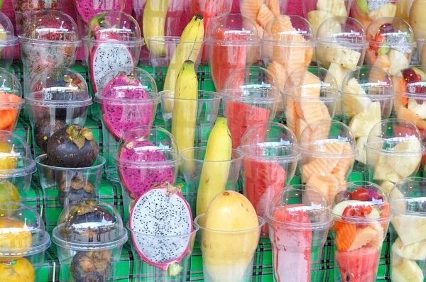 Таиланд свежие фрукты готовятся к замороженному напитку на рынке — стоковое фото