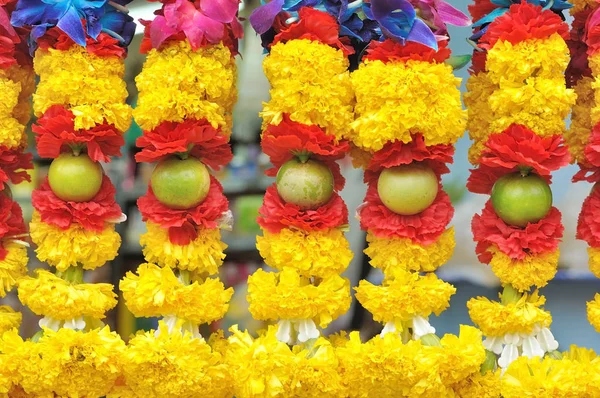 Kadife çiçeği garland Düğün tercih — Stok fotoğraf