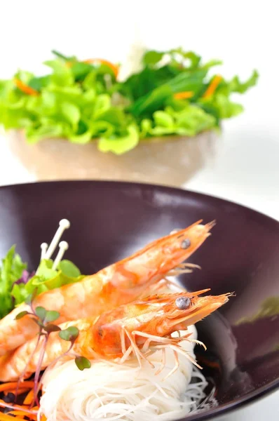 Crevettes bouillies avec de fines nouilles de riz et légumes — Photo