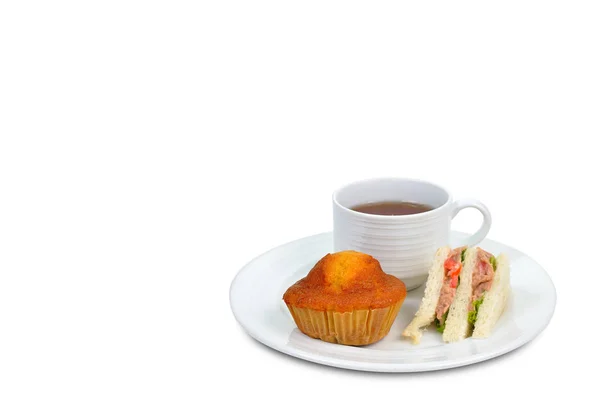 Кофе-брейк, сэндвич и банановый торт на белом фоне . — стоковое фото