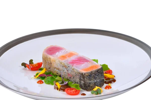 Rauwe vis biefstuk ontwerp lag op witte plaat. — Stockfoto