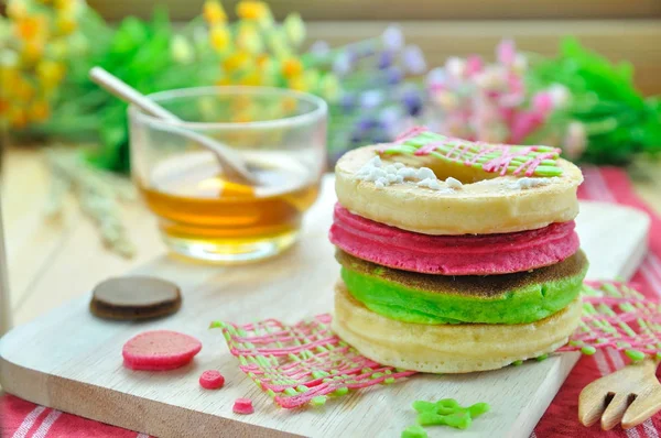 Color pancake set up with honey cup, food concept — Stock Photo, Image