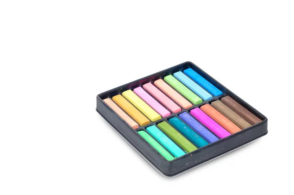 Multi renk pastel tebeşir beyaz arka plan üzerinde kutusunda sopa — Stok fotoğraf