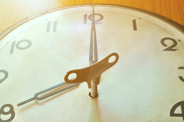 Viento de un reloj de la vendimia muestran 8 horas con destello de luz —  Fotos de Stock