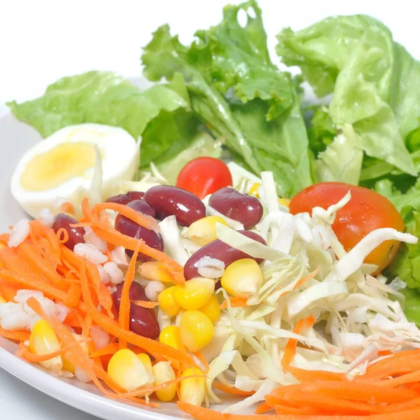Salud alimentaria, mezcla ensalada de verduras con medio huevo . —  Fotos de Stock