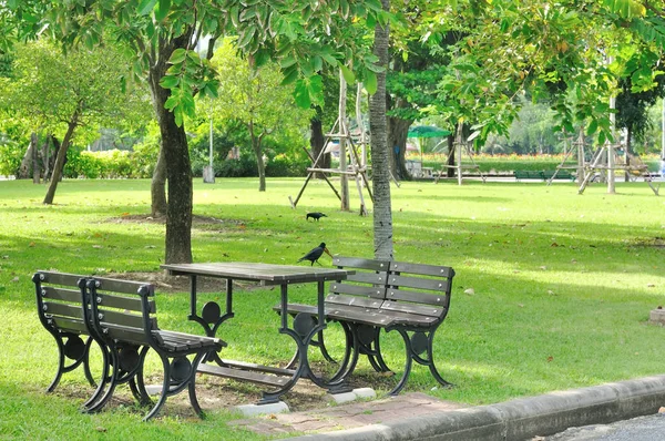 Stahlbank mit Tisch im grünen Park, suan lumpini thailand — Stockfoto