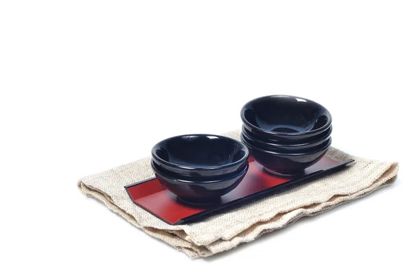 Bandeja larga japonesa y taza de salsa negra en servilleta —  Fotos de Stock