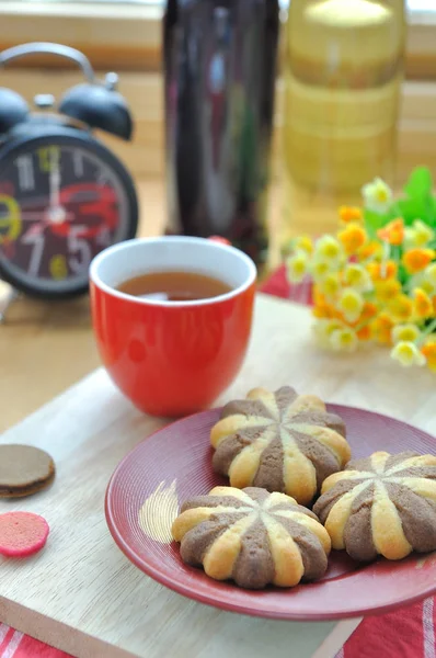 Набор для кофе и чая с печеньем и часами — стоковое фото