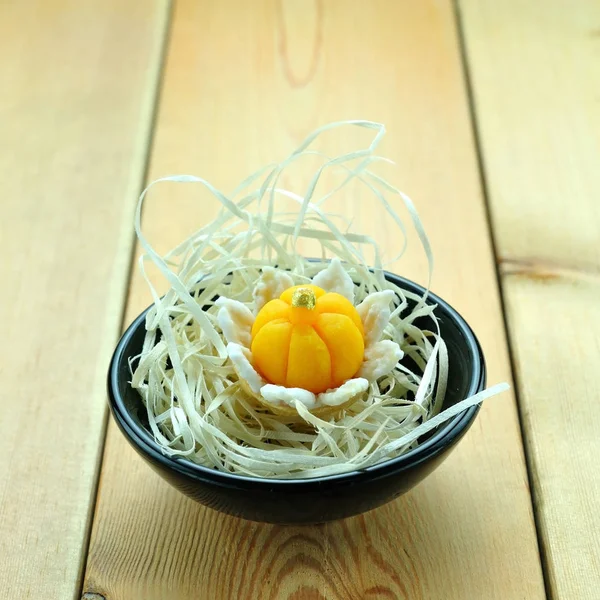 Thai royal dessert in black bowl on wooden table. — Stock Photo, Image