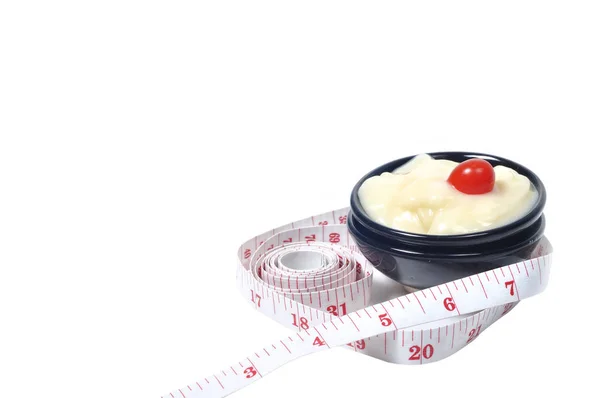 Ensalada de crema y tomate pequeño con cinta métrica, salud alimentaria con — Foto de Stock