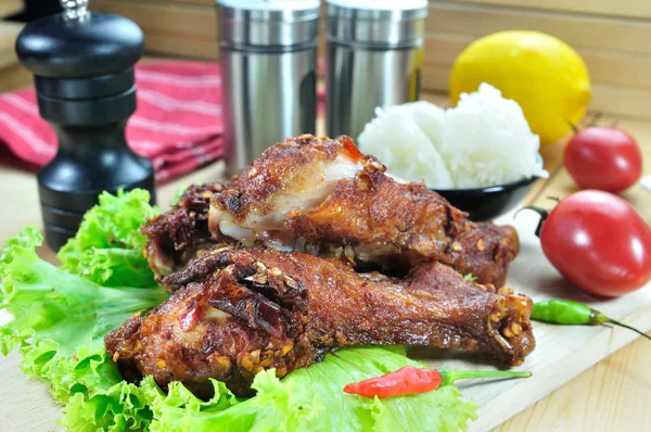 Smažené kuře s kořením sada nahoru na stůl, potravin — Stock fotografie