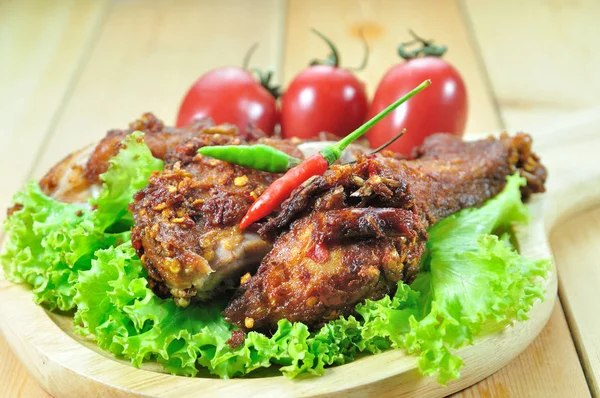 Gebratenes Huhn mit Würze auf dem Tisch, Food Stylist — Stockfoto