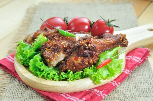 Goreng ayam dengan bumbu diatur di atas meja, makanan stylist — Stok Foto